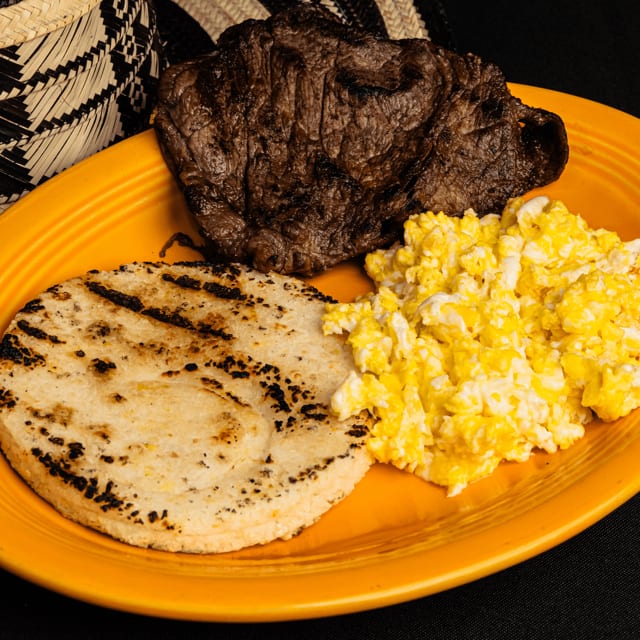 Arepa De Huevos Y Carne.