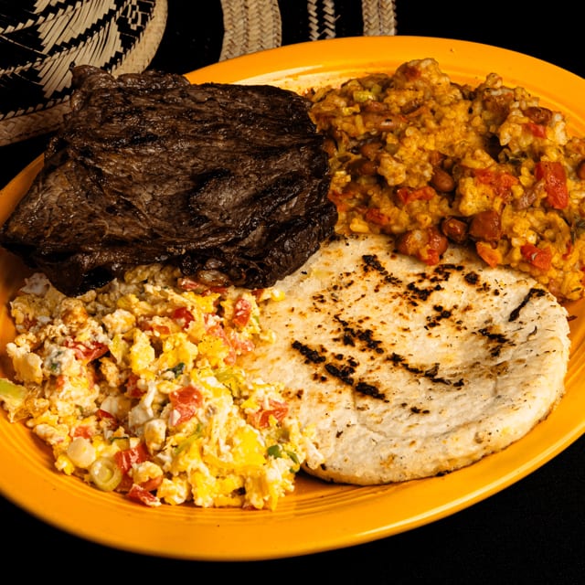 Calentado, Huevos, Carne Y Arepa.