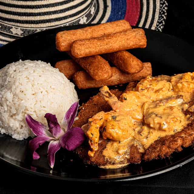 Pechuga Apanada Con Camarón Salteado.