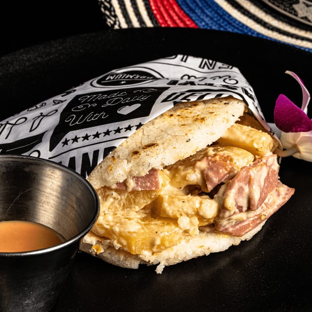 Arepa Hawaiana.