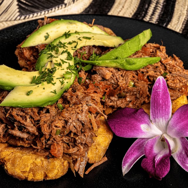Tostones Rellenos con Carne, Pollo y Camarón.