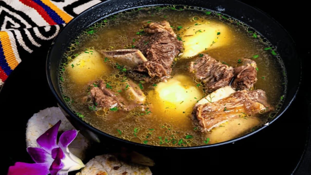 Caldo De Costilla Con Arepita.