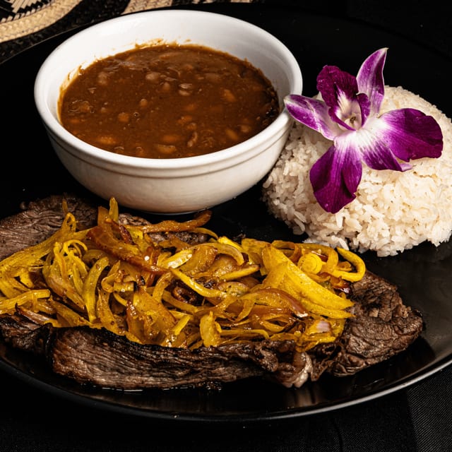 Bistec Encebollado.