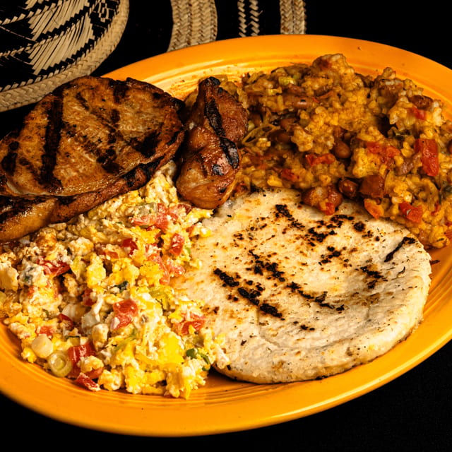 Calentado Con Huevo, Arepa Y Lomo Asado.